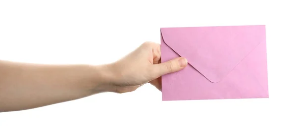 Mulher Segurando Envelope Papel Rosa Fundo Branco Close — Fotografia de Stock