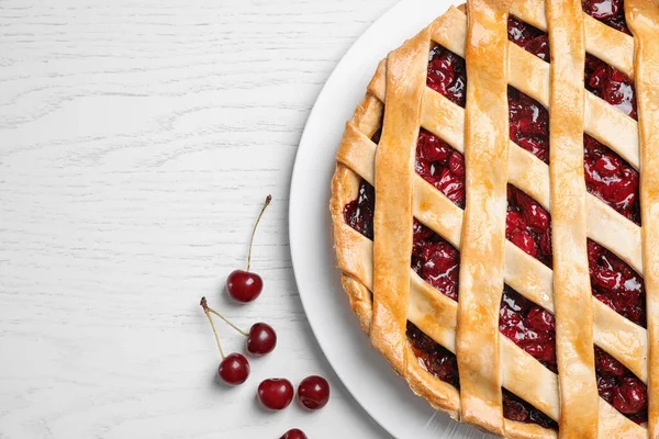 Delicioso Pastel Fresco Cerezas Mesa Madera Blanca Puesta Plana Espacio — Foto de Stock