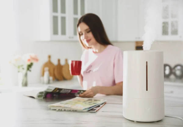 Moderne Luftbefeuchter Und Verschwommene Frau Beim Kaffeetrinken Der Küche — Stockfoto