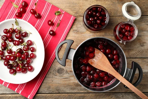 Potje Met Kersen Suikerstroop Verse Bessen Houten Tafel Plat Gelegd — Stockfoto