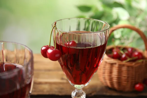 Delizioso Vino Ciliegia Con Bacche Succose Mature Sul Tavolo Primo — Foto Stock