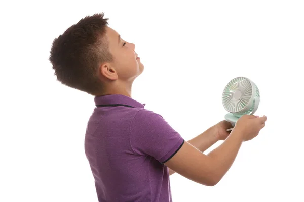 Kleine Jongen Geniet Van Luchtstroom Van Draagbare Ventilator Witte Achtergrond — Stockfoto