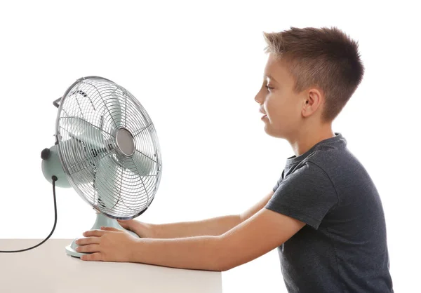 Malý Chlapec Těší Proudění Vzduchu Ventilátoru Bílém Pozadí Letní Teplo — Stock fotografie