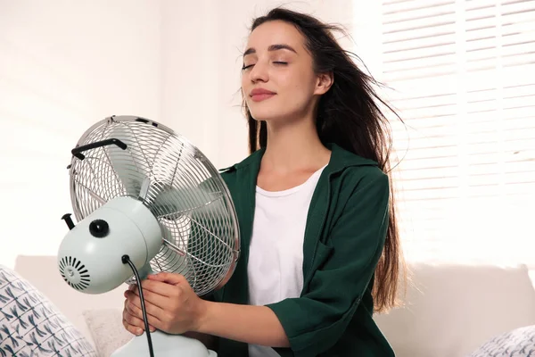 Femme Avec Ventilateur Profitant Flux Air Maison Chaleur Estivale — Photo