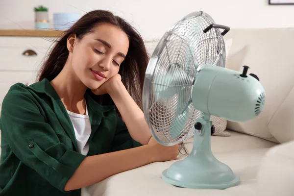 Kadın Evdeki Vantilatörden Hava Akımının Keyfini Çıkarıyor Yaz Sıcağı — Stok fotoğraf