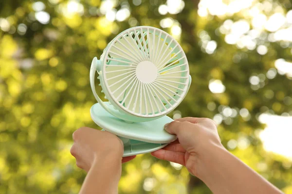 Mujer Sosteniendo Ventilador Portátil Aire Libre Soleado Día Verano Primer —  Fotos de Stock