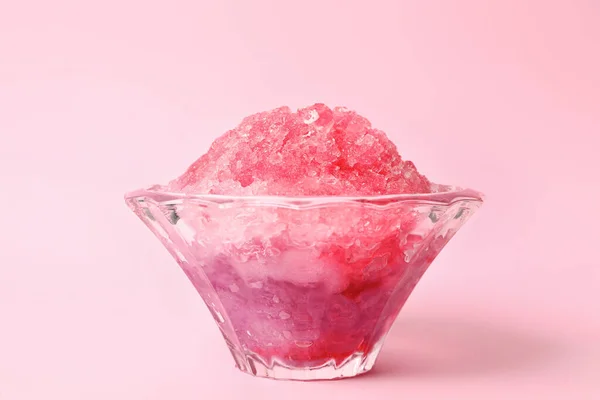 Hielo Afeitar Tazón Postre Vidrio Sobre Fondo Rosa Primer Plano —  Fotos de Stock