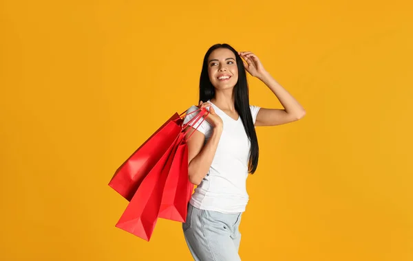 Bella Giovane Donna Con Borse Della Spesa Carta Sfondo Giallo — Foto Stock