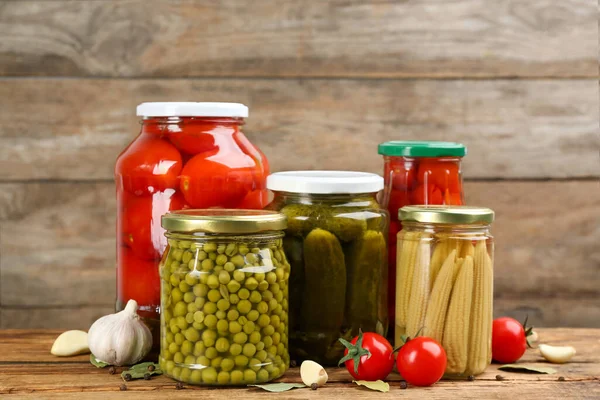 Frascos Legumes Conserva Mesa Madeira — Fotografia de Stock