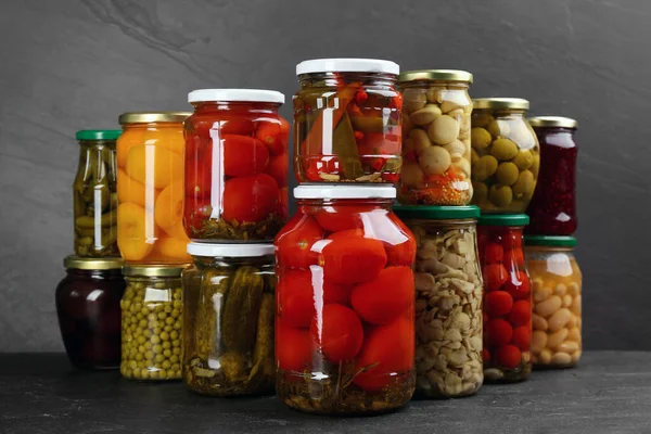 Frascos Verduras Vinagre Sobre Mesa Gris — Foto de Stock