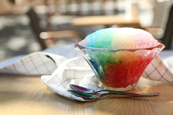 Arco Iris Afeitado Hielo Tazón Postre Vidrio Cucharas Mesa Madera —  Fotos de Stock