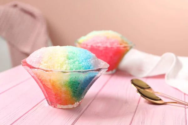 Arco Iris Afeitarse Hielo Cuencos Postre Vidrio Mesa Madera Rosa —  Fotos de Stock