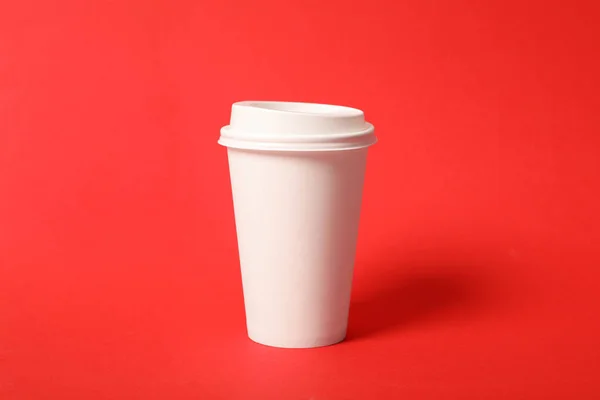 Taza Café Papel Para Llevar Sobre Fondo Rojo — Foto de Stock