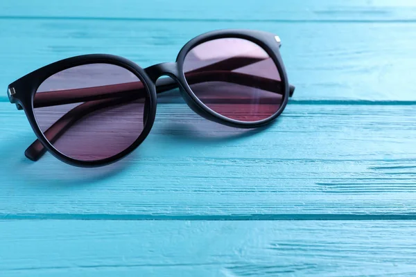 Elegantes Gafas Sol Sobre Fondo Madera Azul Claro Espacio Para —  Fotos de Stock