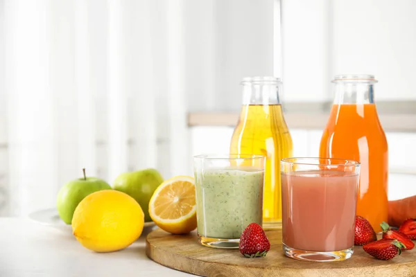 Olika Juicer Och Färsk Frukt Vitt Bord — Stockfoto