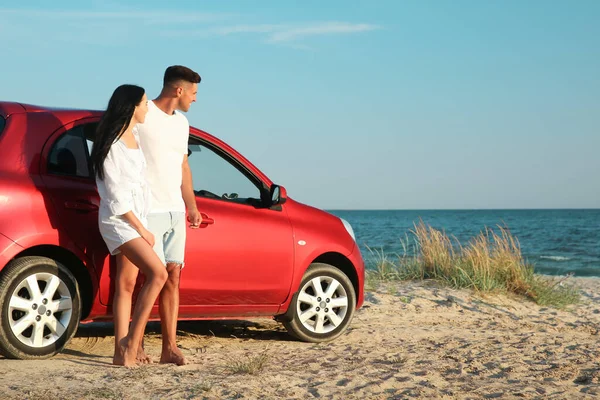 Glückliches Paar Der Nähe Von Auto Sandstrand Platz Für Text — Stockfoto