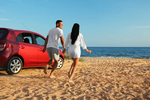 Schönes Paar Läuft Sandstrand Sommerreise — Stockfoto