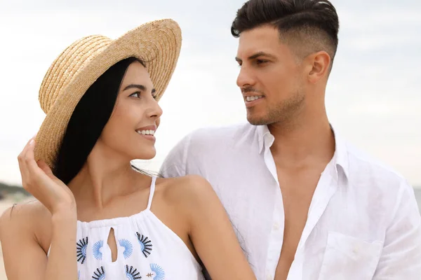 Encantador Casal Passar Tempo Juntos Livre Verão — Fotografia de Stock