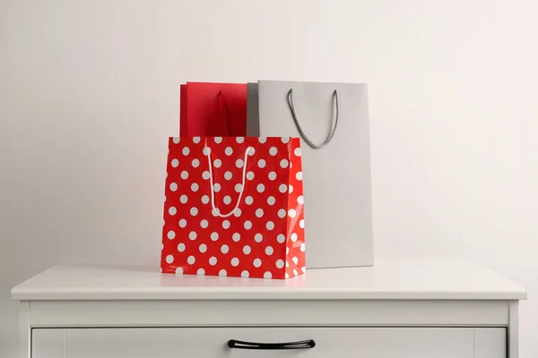 Bolsas Compras Papel Cómoda Blanca Contra Fondo Claro —  Fotos de Stock