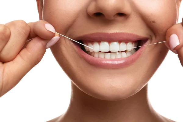 Mujer Joven Usando Hilo Dental Sobre Fondo Blanco Primer Plano — Foto de Stock