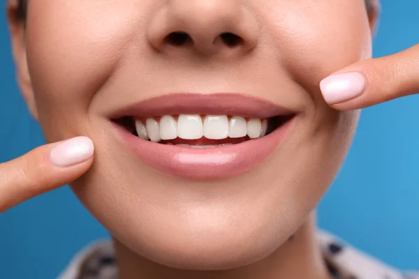 Jonge Vrouw Met Mooie Glimlach Blauwe Achtergrond Close Cosmetische Tandheelkunde — Stockfoto