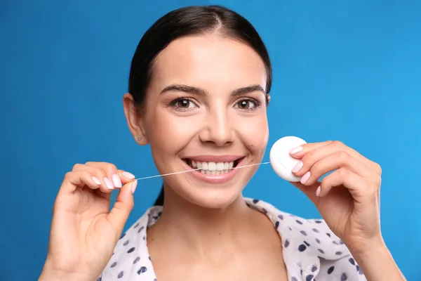 Giovane Donna Filo Interdentale Denti Sfondo Blu Odontoiatria Estetica — Foto Stock