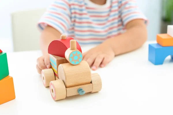 Malý Chlapec Hraje Hračkou Bílého Stolu Detailní Záběr — Stock fotografie