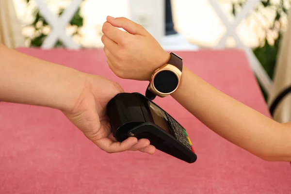 Γυναίκα Που Χρησιμοποιεί Smartwatch Για Ανέπαφη Πληρωμή Στο Τραπέζι Κοντινό — Φωτογραφία Αρχείου