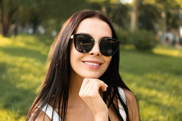 Mooie Jonge Vrouw Met Een Stijlvolle Zonnebril Het Park — Stockfoto