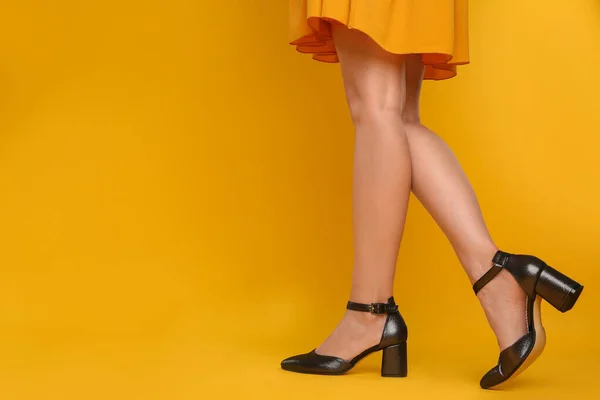 Mulher Usando Sapatos Elegantes Fundo Amarelo Close Espaço Para Texto — Fotografia de Stock