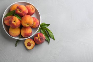 Işık masasında taze şeftali, düz uzanmış. Metin için boşluk