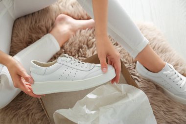 Evin içinde yeni şık ayakkabılar ölçen kadın, yakın plan.