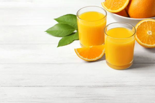 Gläser Orangensaft Und Frisches Obst Auf Weißem Holztisch Raum Für — Stockfoto