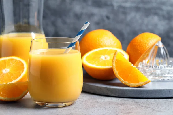 Egy Pohár Narancslé Friss Gyümölcs Szürke Asztalon Közelkép — Stock Fotó