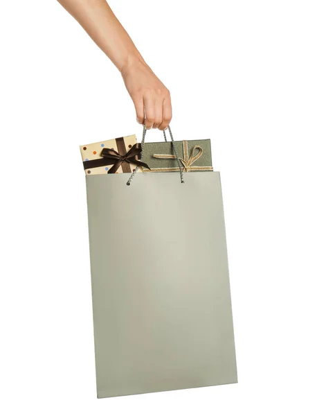 Γυναίκα Κρατώντας Χάρτινη Σακούλα Γεμάτη Κουτιά Δώρων Λευκό Φόντο Closeup — Φωτογραφία Αρχείου