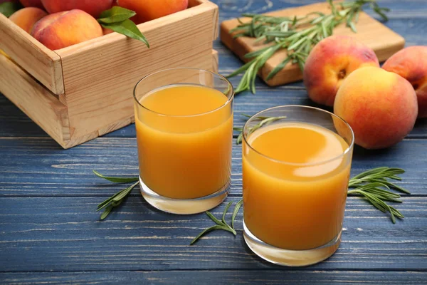 Natural Peach Juice Fresh Fruits Blue Wooden Table — Stock Photo, Image