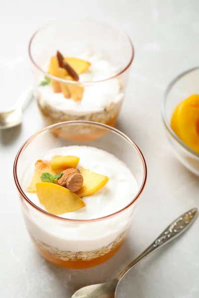 Sobremesa Pêssego Saborosa Com Iogurte Granola Servida Mesa Leve — Fotografia de Stock