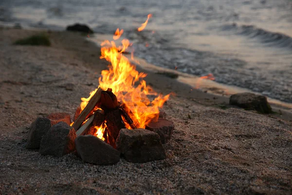 ไฟท สวยงามก นไหม บนชายหาดในตอนเย — ภาพถ่ายสต็อก