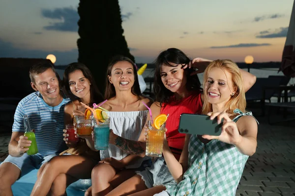 Gente Feliz Tomando Selfie Fiesta Piscina Por Noche — Foto de Stock