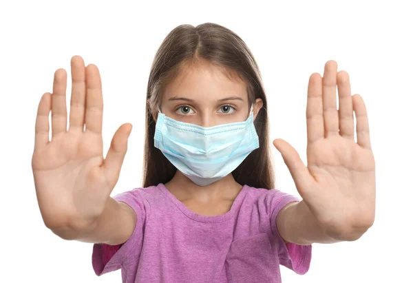 Bambina Maschera Protettiva Mostrando Stop Gesto Sfondo Bianco Prevenire Diffusione — Foto Stock