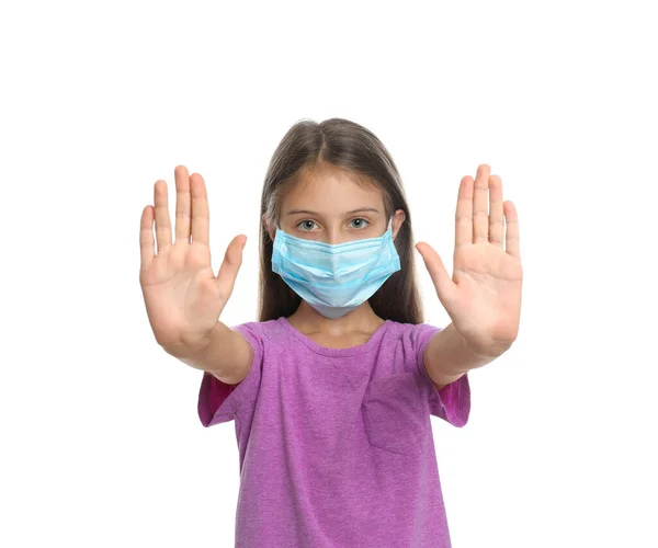 Κοριτσάκι Προστατευτική Μάσκα Που Δείχνει Κίνηση Στοπ Λευκό Φόντο Πρόληψη — Φωτογραφία Αρχείου