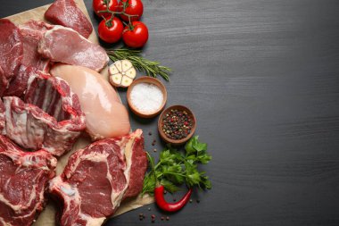 Düz kompozisyon ve siyah masada taze et. Metin için boşluk 