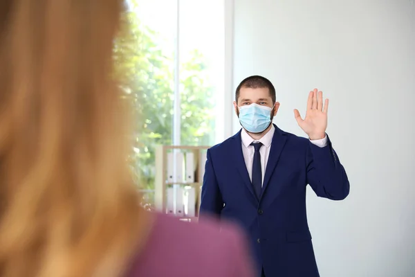 얼굴을 보호하는 마스크를 사무실에서 안녕하 코로나 바이러스 유행병이 유행하는 사회적 — 스톡 사진