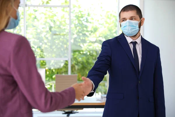 Hombre Mujer Máscaras Protectoras Cara Estrechando Las Manos Para Decir — Foto de Stock