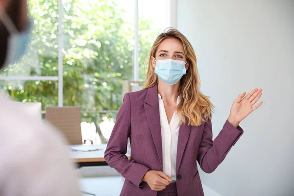 Mujer Con Máscara Protectora Saludando Oficina Mantener Distancia Social Durante — Foto de Stock