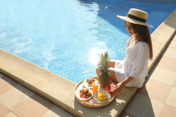 Jovem Com Delicioso Café Manhã Bandeja Perto Piscina Espaço Para — Fotografia de Stock