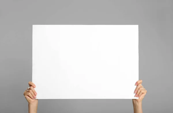Frau Mit Weißem Blanko Poster Auf Grauem Hintergrund Nahaufnahme Mockup — Stockfoto