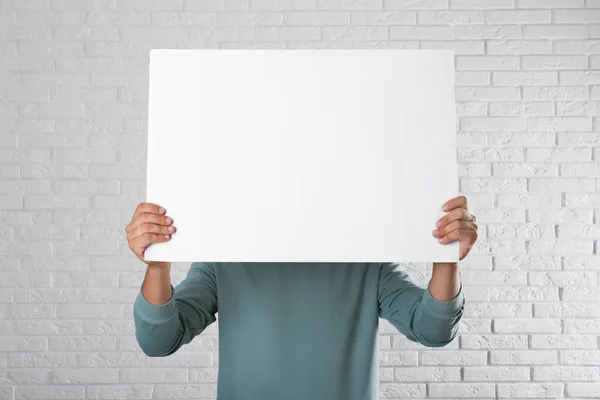 Άντρας Λευκή Αφίσα Κοντά Λευκό Τοίχο Από Τούβλα Mockup Για — Φωτογραφία Αρχείου