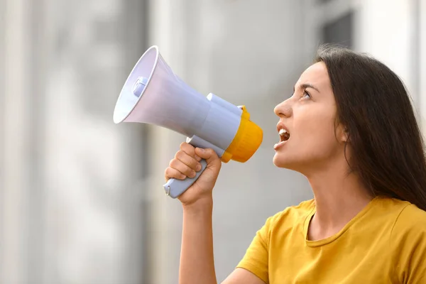 Emocionální Mladá Žena Megafonem Venku Vůdce Protestu — Stock fotografie