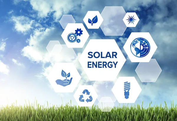 Concepto Energía Solar Esquema Con Iconos Cielo Sobre Hierba Verde — Foto de Stock